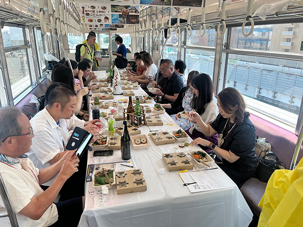 大阪モノレールの日本酒列車