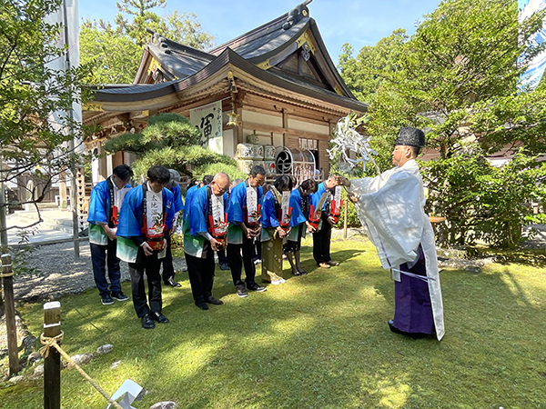 お湯とともにお祓いを受ける12湯の関係者